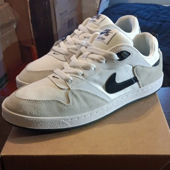 Nike SB Alleyoop Dunks White and Black Sneakers Mens 9 Womens 10.5 EUC - Picture 2 of 9